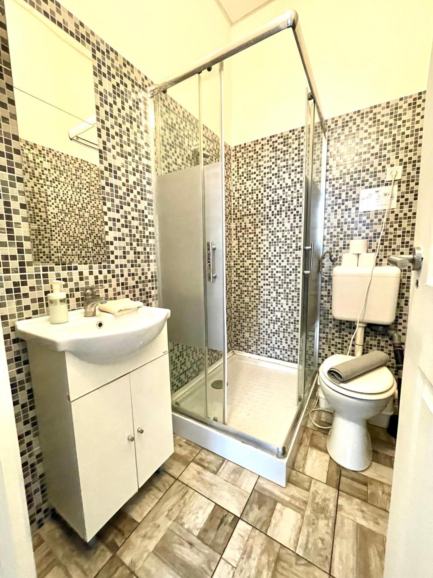 Aradi With Private Bathroom In The Centre Homestay szállás *